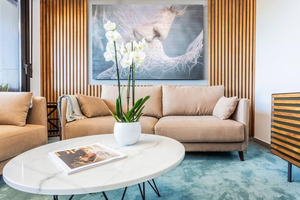 Sea view stylish apartment photo 4