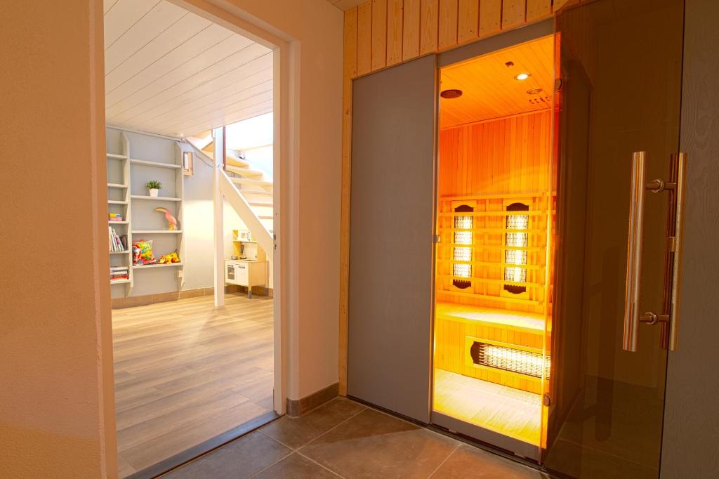 Jacuzzi & Sauna Villa photo 2