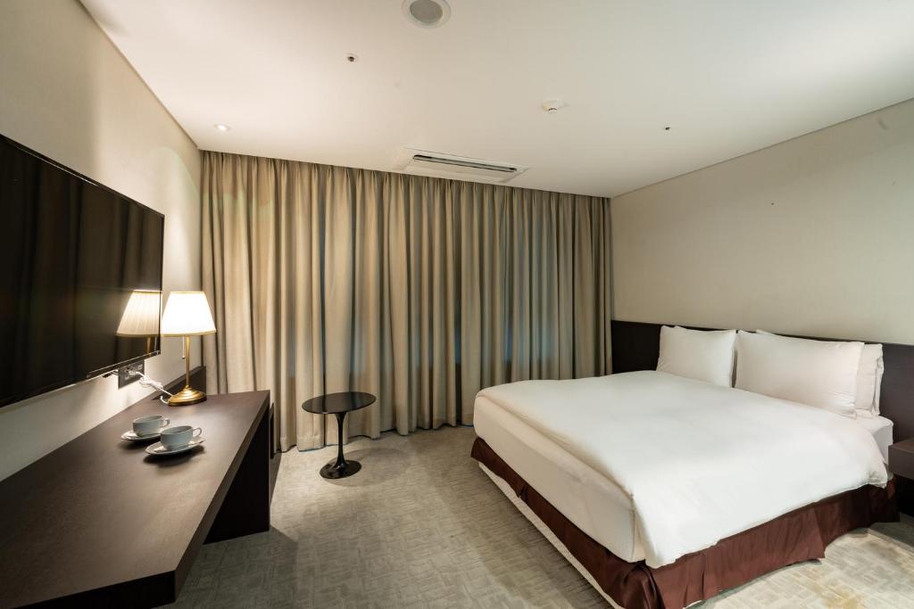 Ramada Encore by Wyndham CheonAn - Tap to explore photos