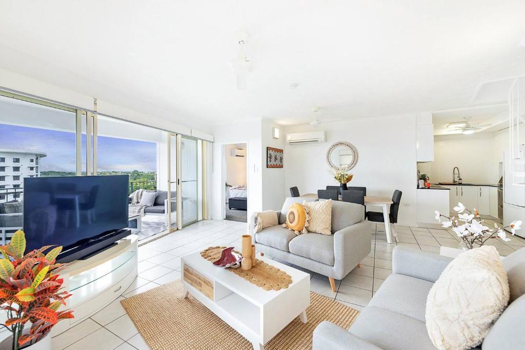 Captain's Lookout - Penthouse Living at Cullen Bay photo 2