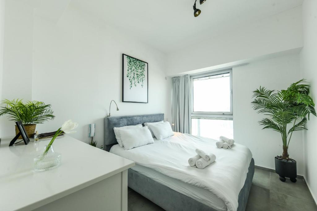 Beautiful 2br in midtown w sea view, pool and parking by Sea N' Rent photo 2