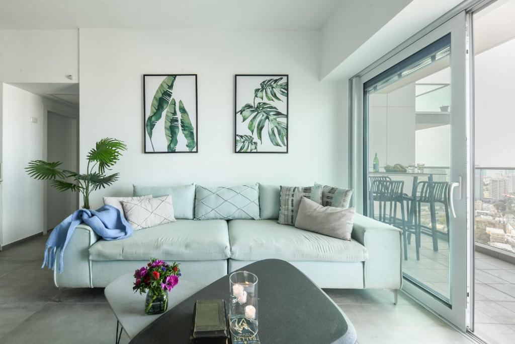 Beautiful 2br in midtown w sea view, pool and parking by Sea N' Rent photo 1