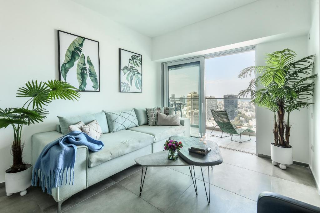 Beautiful 2br in midtown w sea view, pool and parking by Sea N' Rent photo 4