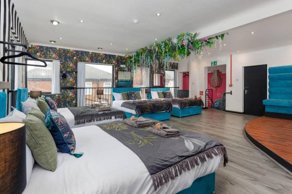 Luxury Mirror Party Pad with 4 Bedrooms!