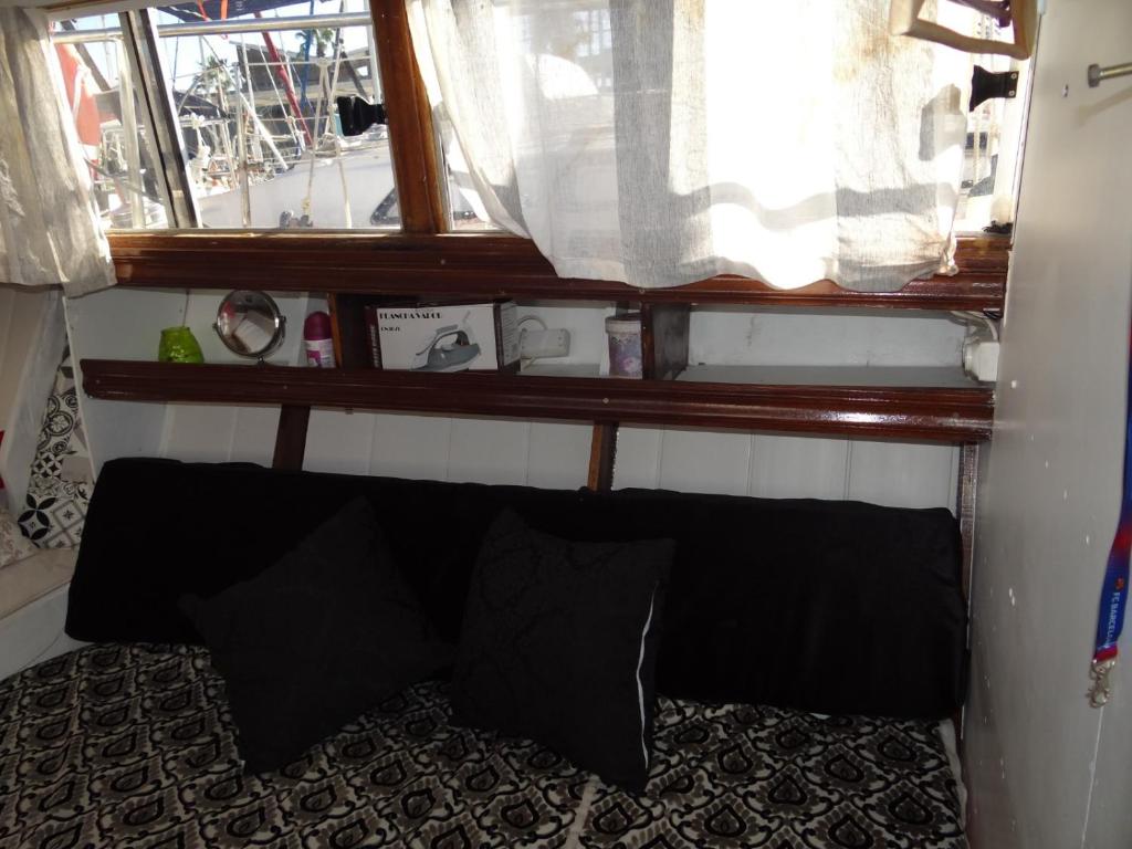 PRECIOSO BARCO EN EL PUERTO DE BADALONA photo 4