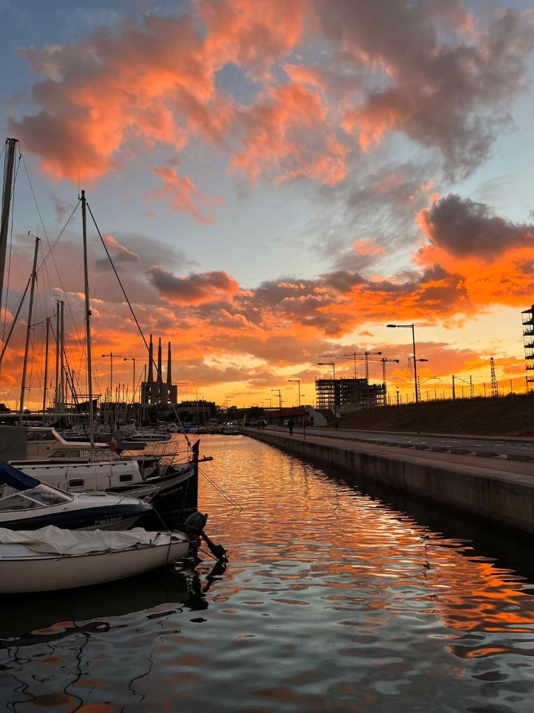 PRECIOSO BARCO EN EL PUERTO DE BADALONA photo 2