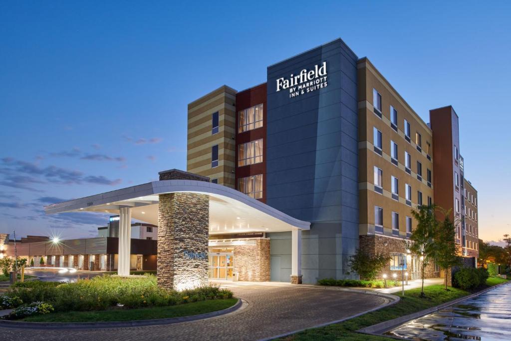 Fairfield Inn & Suites by Marriott Chicago O'Hare image