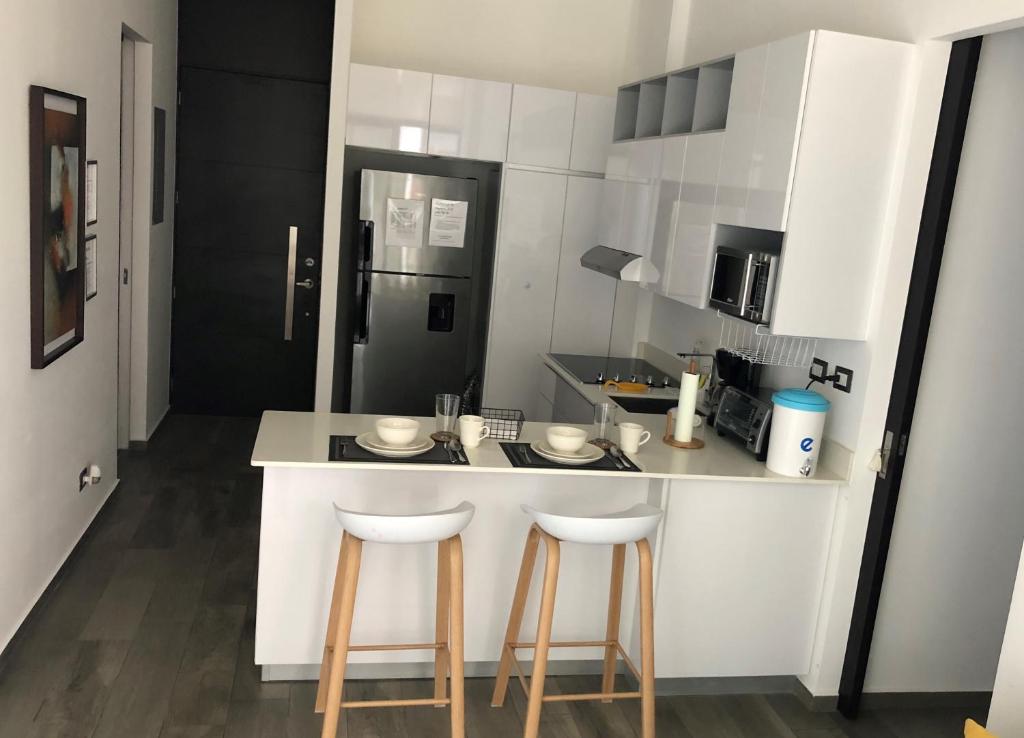 Apartamento moderno 2 habitaciones y 2 banos area Cayala y Embajada USA CASH ONLY photo 4