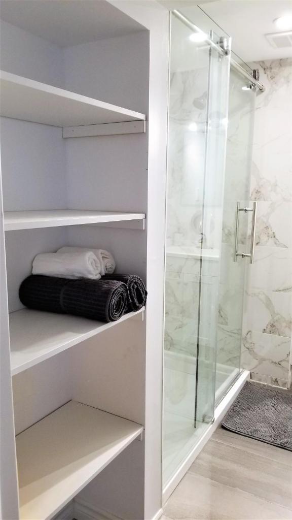Charming Studio with Parking, Netflix, Full Kitchen - Close to Algonquin College photo 3