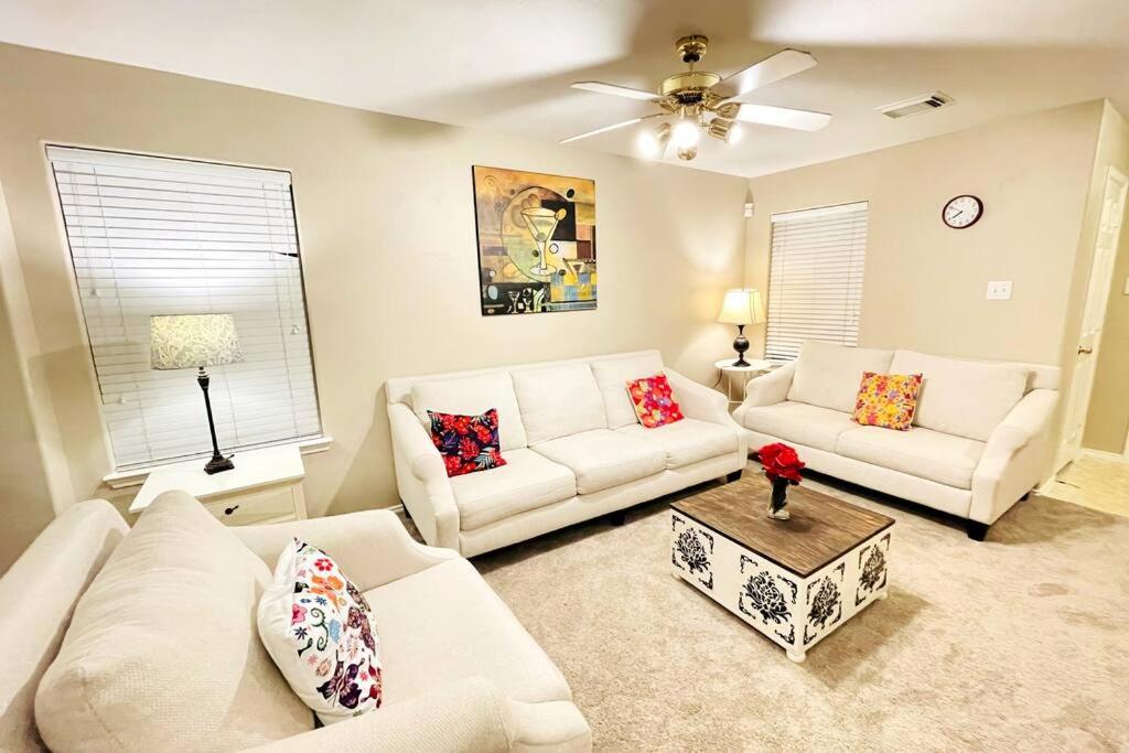 Spacious 3 Bedroom - Rosenberg image