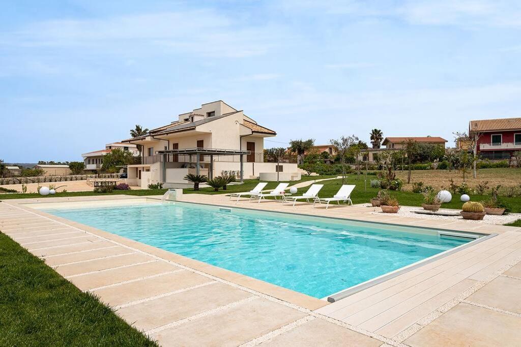 Villa Paradiso with private pool, BBQ area, huge garden and free parking, Ragusa