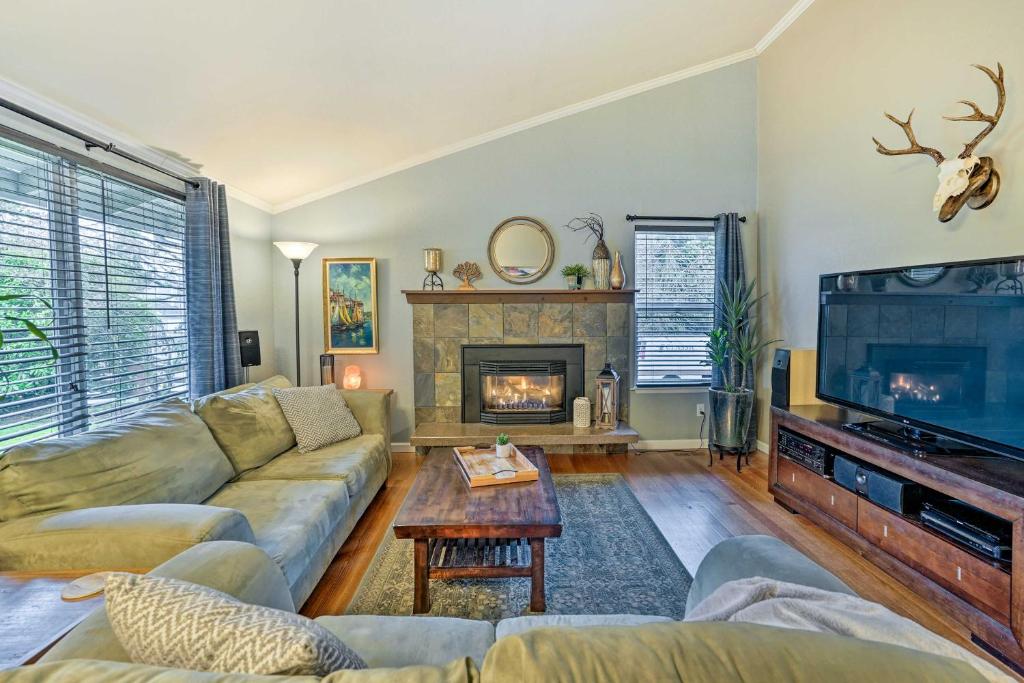 Lynnwood Home with Private Hot Tub! photo 2