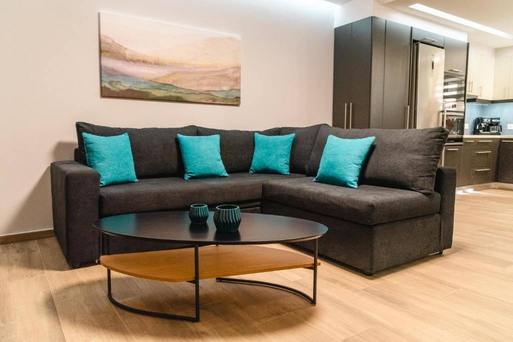 Elegant decorated house - Free Private Parking! photo 1