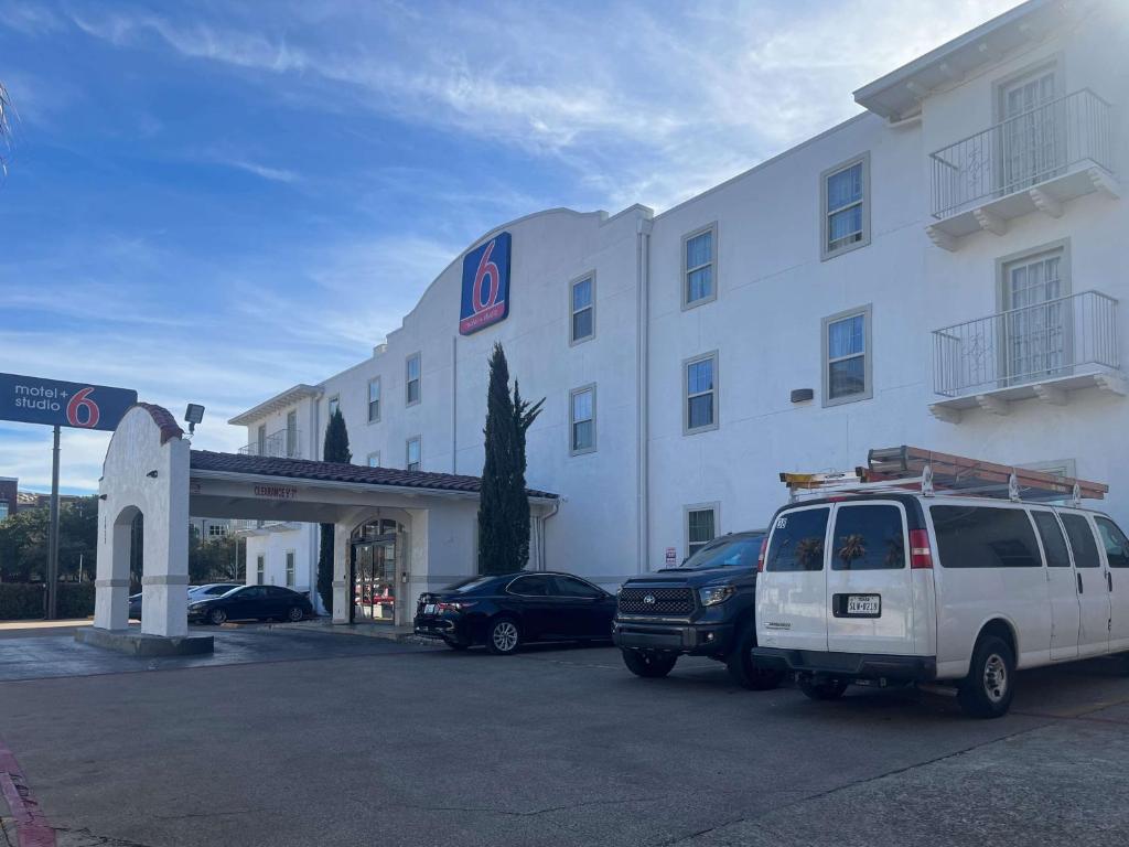 Motel 6 Dallas, TX – Downtown image