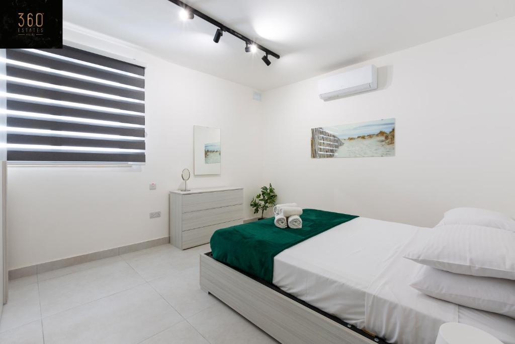 Beautiful, cozy APT just off the Promenade & WIFI by 360 Estates, San Giljan