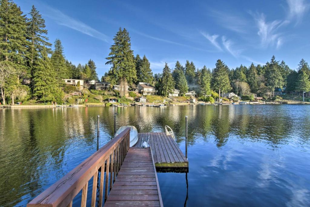 The Peacock House - Waterfront Home with Hot Tub! photo 2