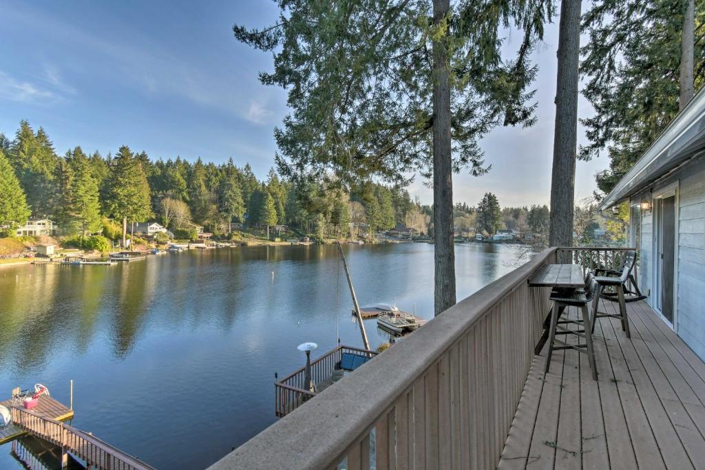 The Peacock House - Waterfront Home with Hot Tub! photo 3