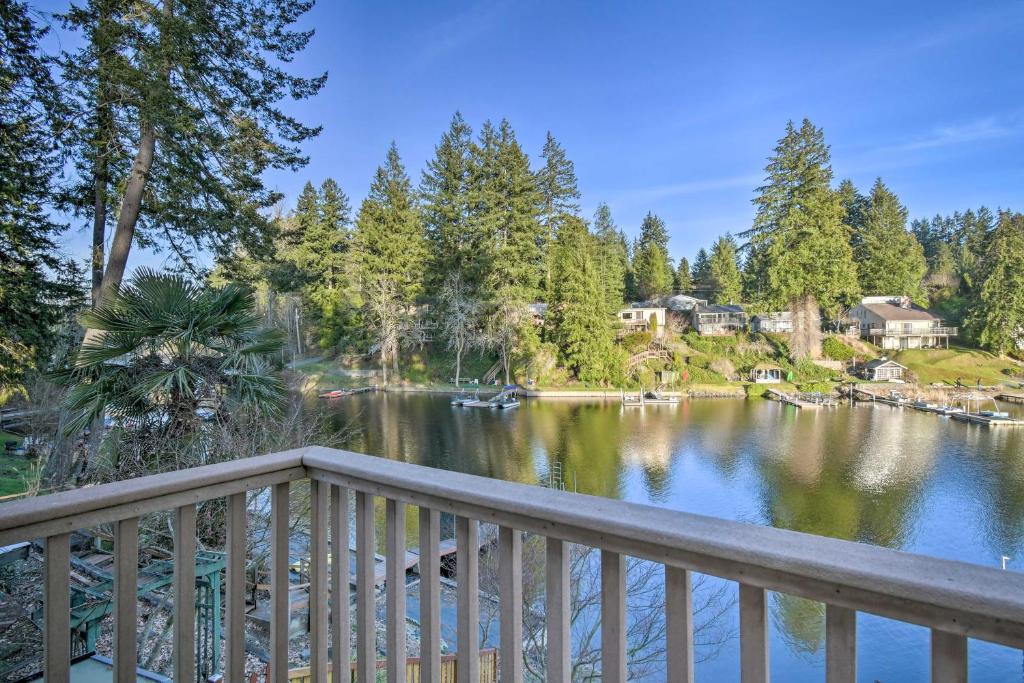 The Peacock House - Waterfront Home with Hot Tub! photo 4