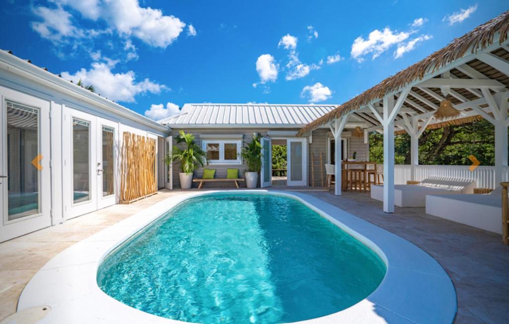3 bedrooms villa at Les Terres Basses 200 m away from the beach with lake view private pool and enclosed garden