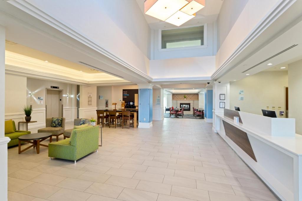 Holiday Inn Express Hauppauge, an IHG Hotel image