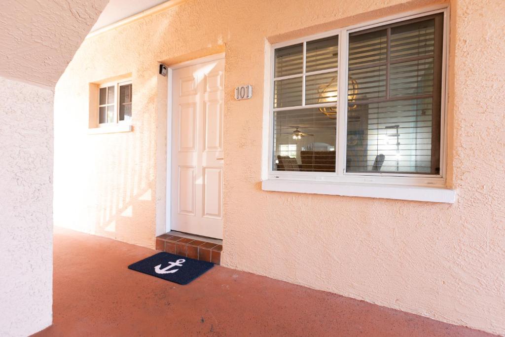 Premier 2BD Waterfront Condo Barefoot Beach Resort photo 2