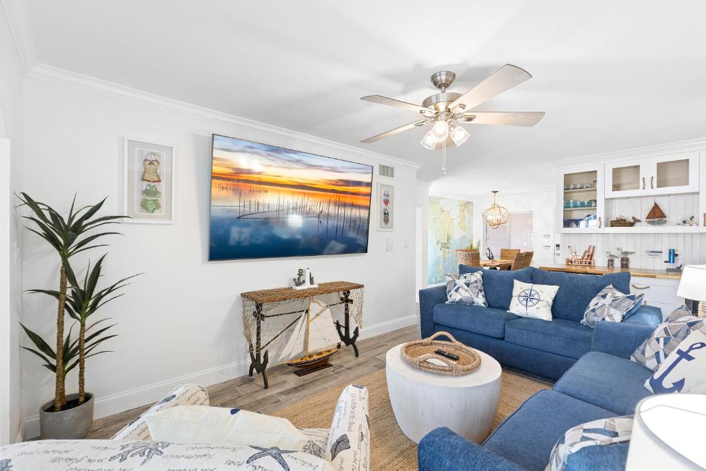 Premier 2BD Waterfront Condo Barefoot Beach Resort photo 4