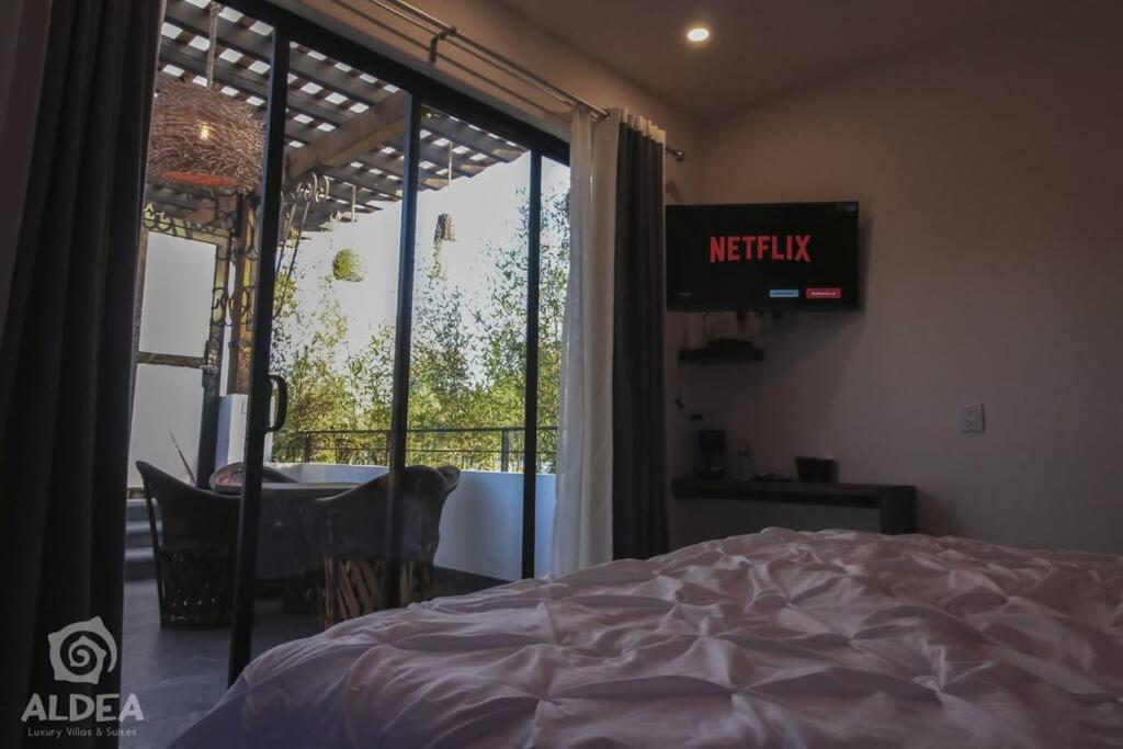 SUITE CON JACUZZI Y TERRAZA PRIVADOS EN PIRAMIDES photo 2