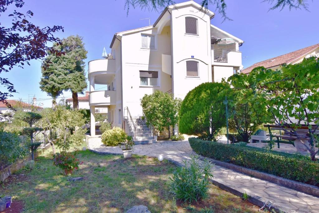 Apartments with a parking space Umag - 20421 photo 1