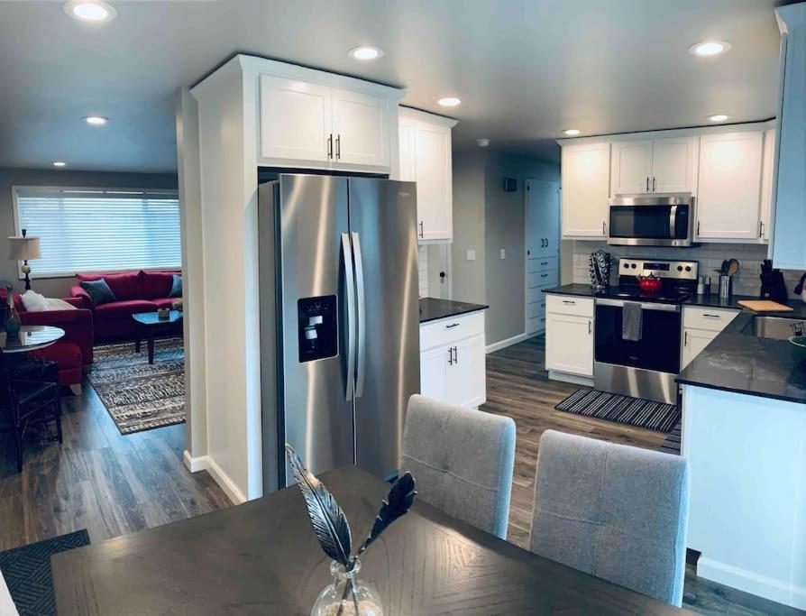 Beautiful, well-stocked home - sleeps 7! photo 4