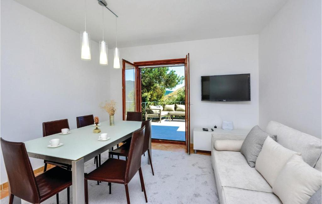 Nice Home In Zrnovnica photo 1