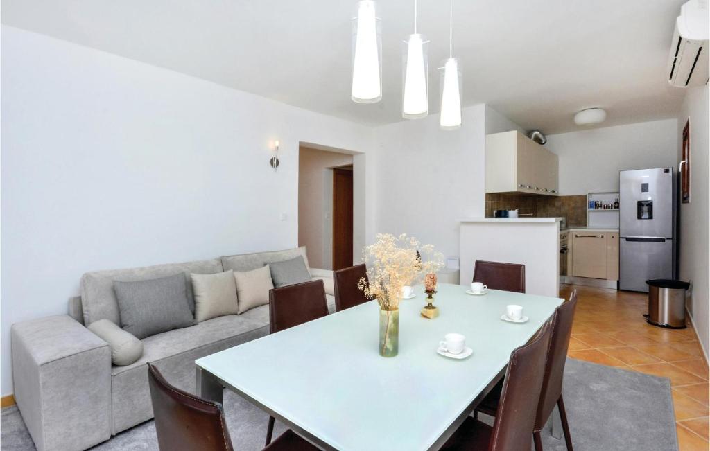 Nice Home In Zrnovnica photo 2