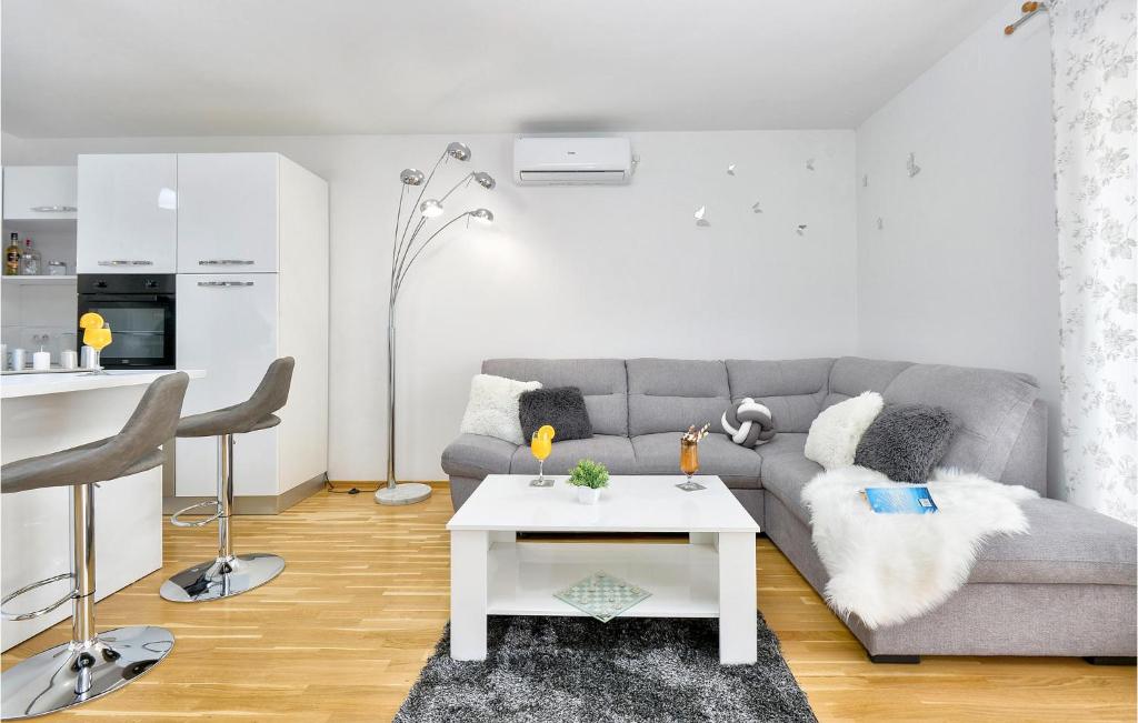 Stunning Home In Varazdin Breg With 2 Bedrooms, Wifi And Outdoor Swimming Pool photo 2