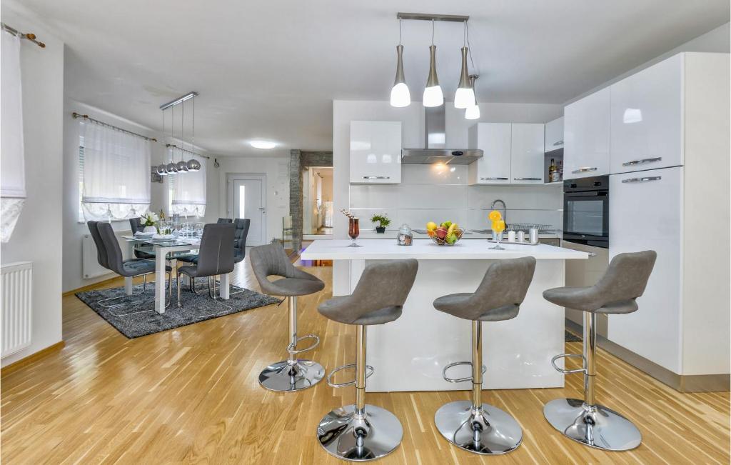 Stunning Home In Varazdin Breg With 2 Bedrooms, Wifi And Outdoor Swimming Pool photo 3