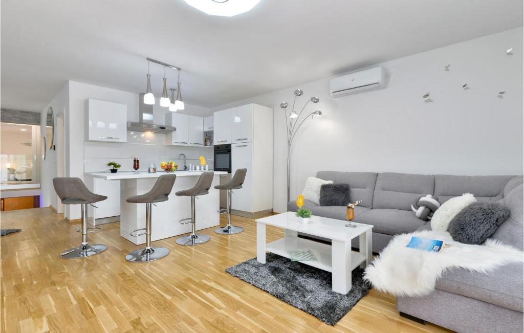 Stunning Home In Varazdin Breg With 2 Bedrooms, Wifi And Outdoor Swimming Pool photo 4