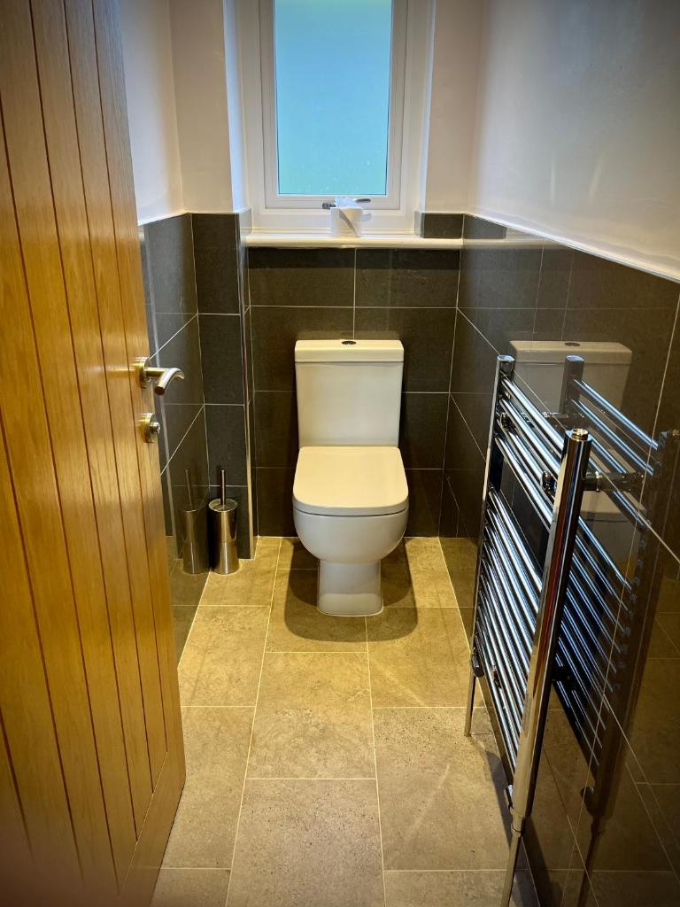 3-bedroom bungalow, central Ambleside with parking - Tap to explore photos