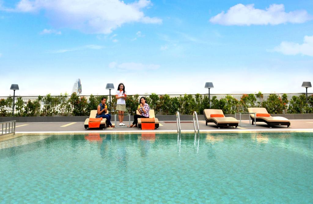HARRIS Hotel & Conventions Bekasi - Tap to explore photos