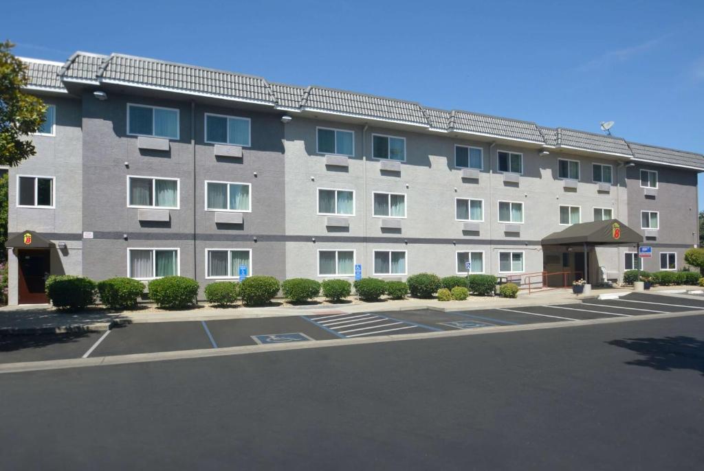 Super 8 by Wyndham Chico image