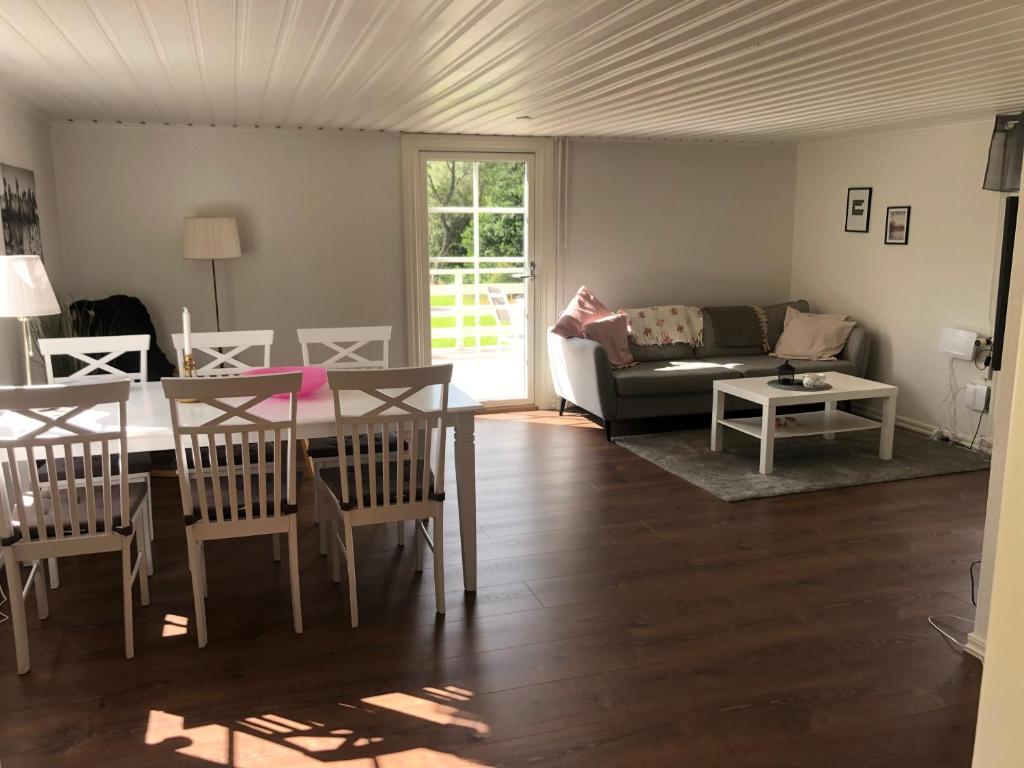 Mysig lantlig stuga, Nycklarör photo 1