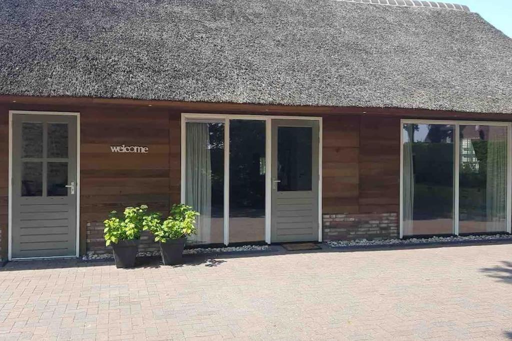 Gastenverblijf LiV - vrijstaand rietgedekt vakantiehuis