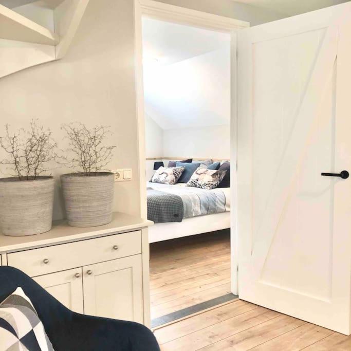 Gastenverblijf LiV - vrijstaand rietgedekt vakantiehuis photo 1
