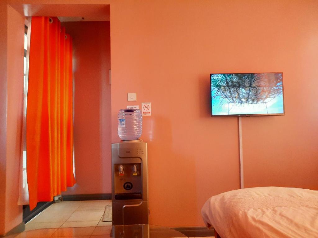 Pine Residency w Secure Parking, Wifi, Netflix & Rooftop Views photo 4