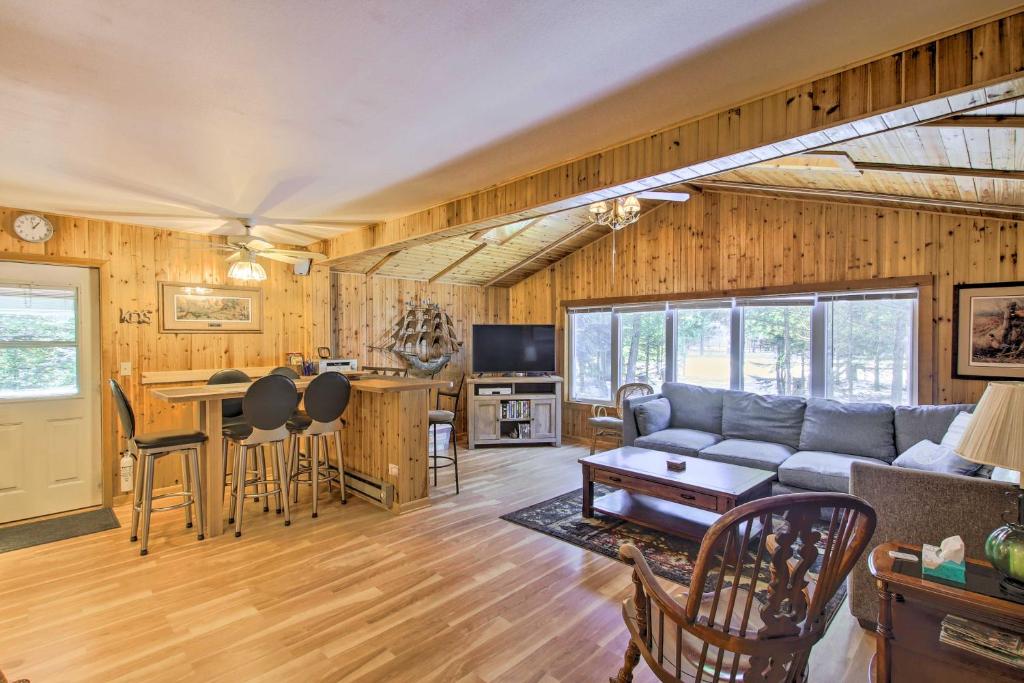 Cozy Vacation Rental Near Castle Rock Lake! photo 3