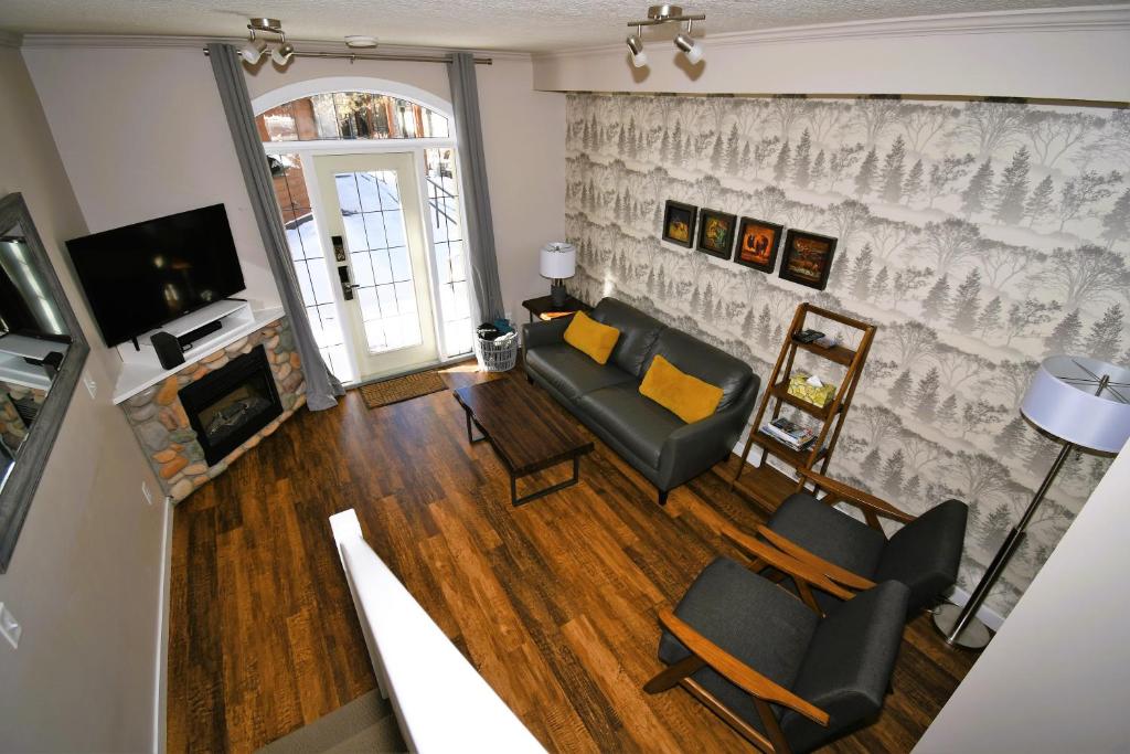 Mountain Chalet at Mystic Springs, 2BR, 2BA, Heated Pool, Hot Tub! photo 3