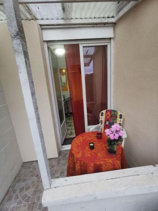Appartement fonctionnel et équipé en RDC avec petite terrasse couverte au calme photo 2