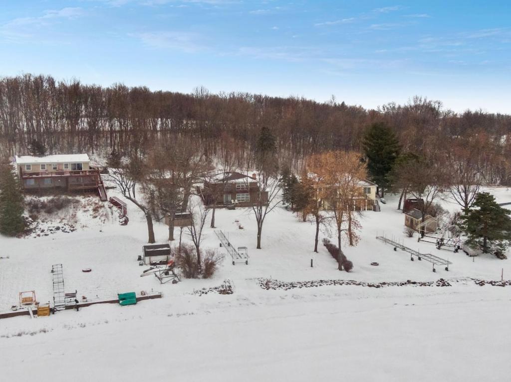Private Lake Cottage - Spacious and Updated photo 1