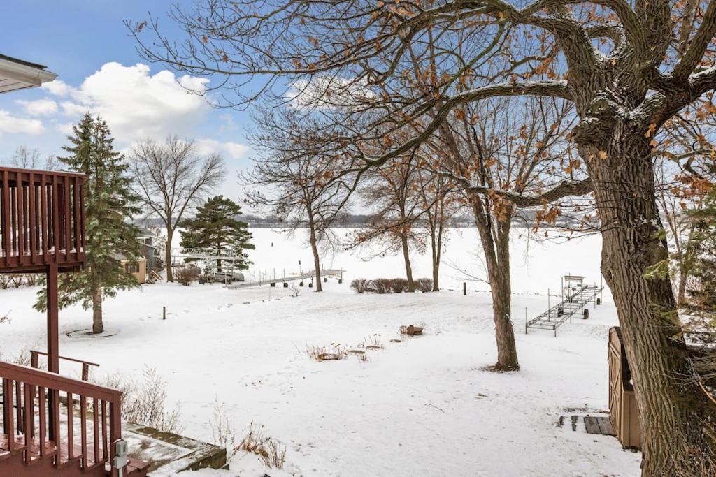 Private Lake Cottage - Spacious and Updated photo 2