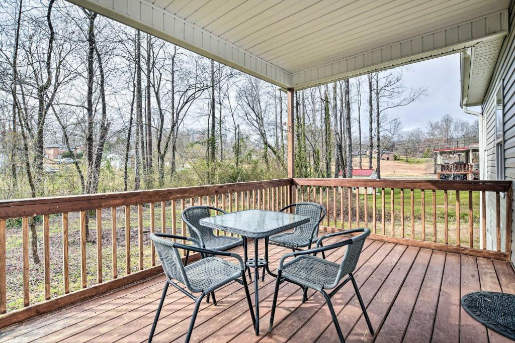 Peaceful Travelers Rest House Yard and Deck photo 1