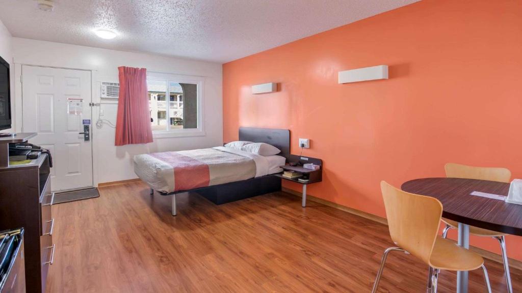 Motel Bo-Camrose, AB photo 3