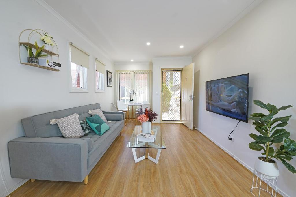 Hidden Gem 1-Bedder in Box Hill Prime Location photo 3
