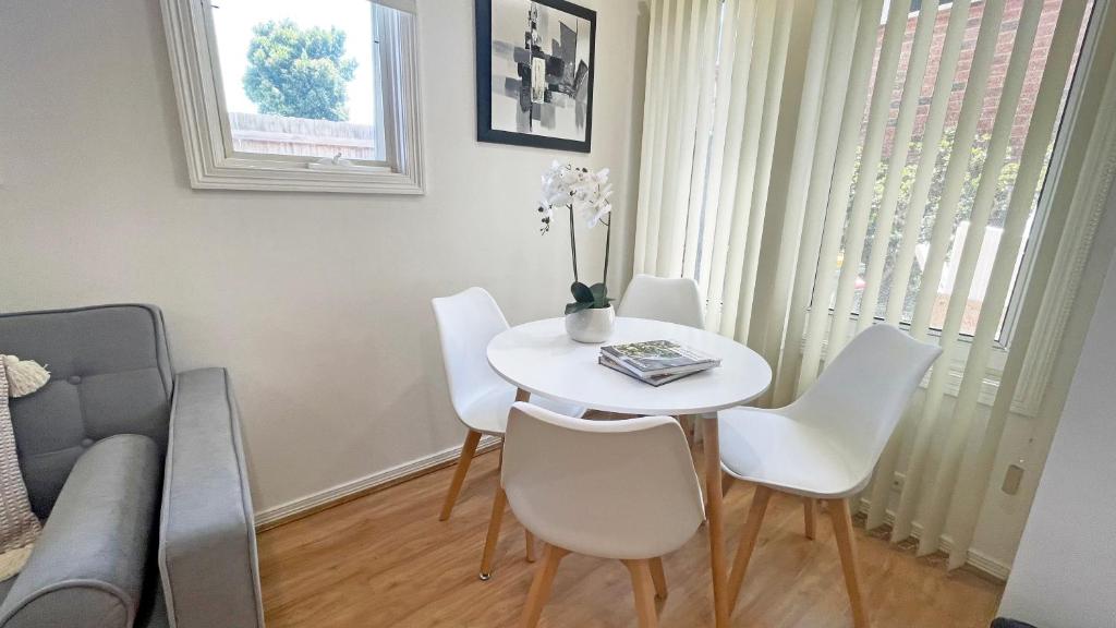 Hidden Gem 1-Bedder in Box Hill Prime Location photo 4